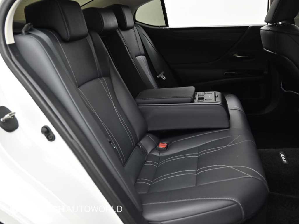 Lexus ES — photo 12