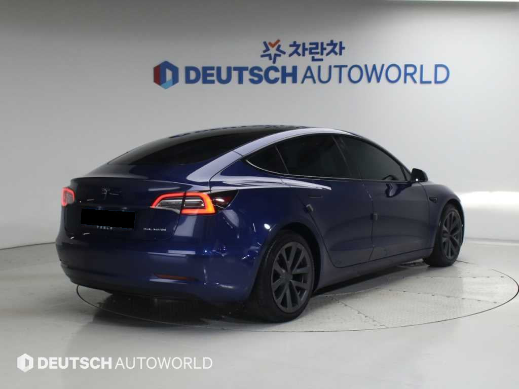Tesla Model 3 — photo 02