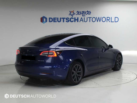 Tesla Model 3 — photo 02