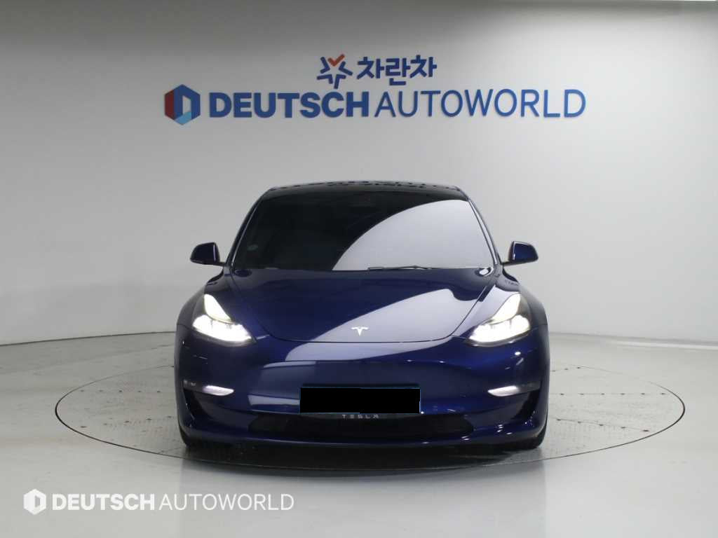 Tesla Model 3 — photo 03