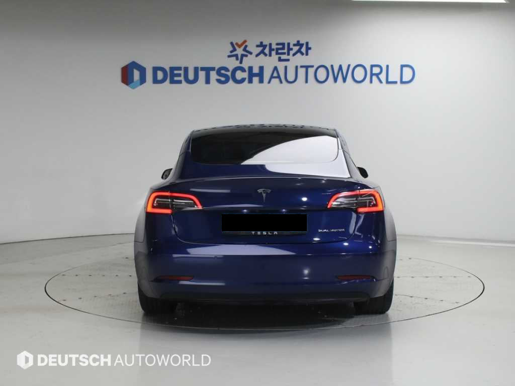 Tesla Model 3 — photo 04