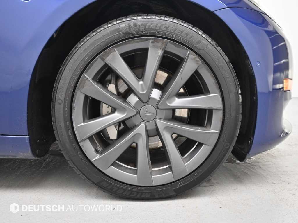 Tesla Model 3 — photo 05