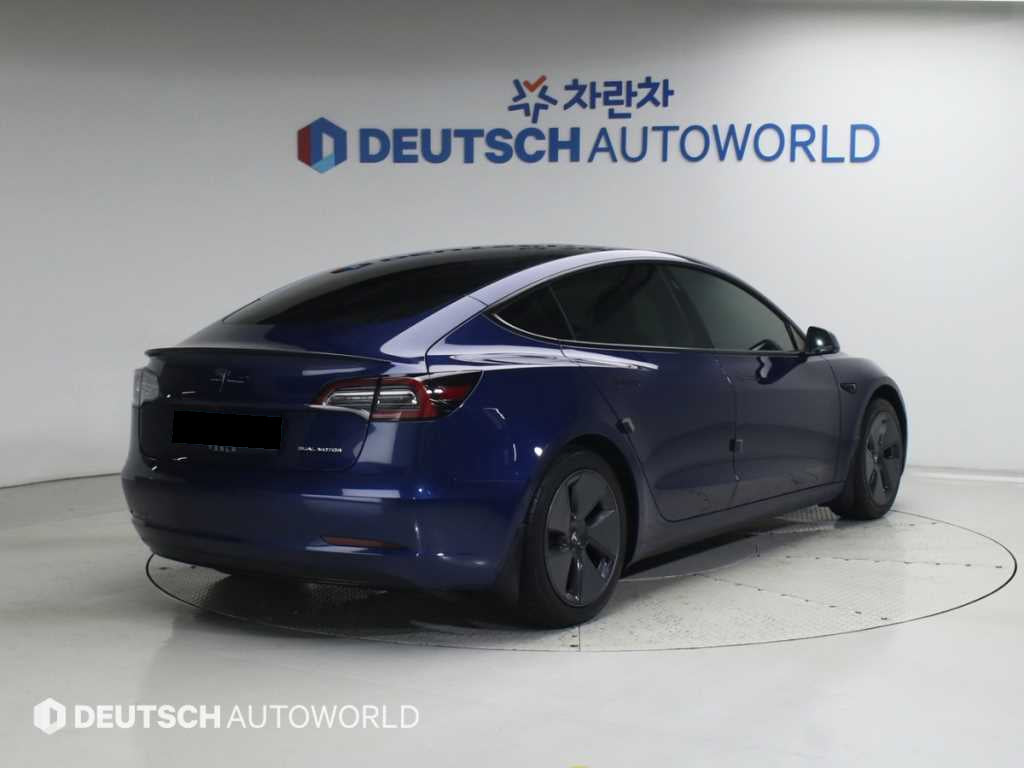 Tesla Model 3 — photo 02
