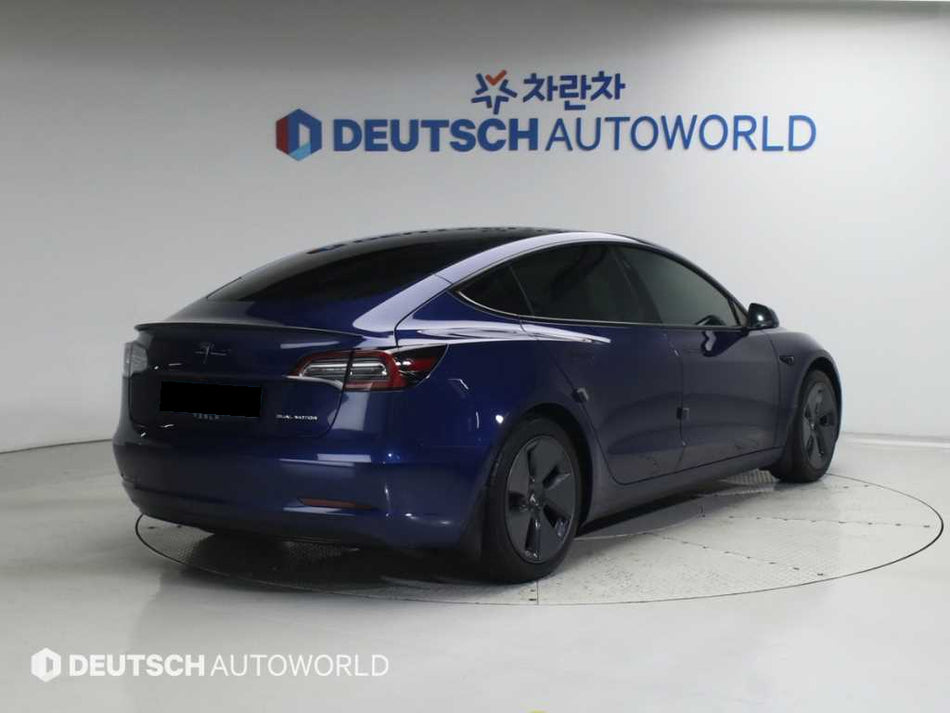 Tesla Model 3 — photo 02