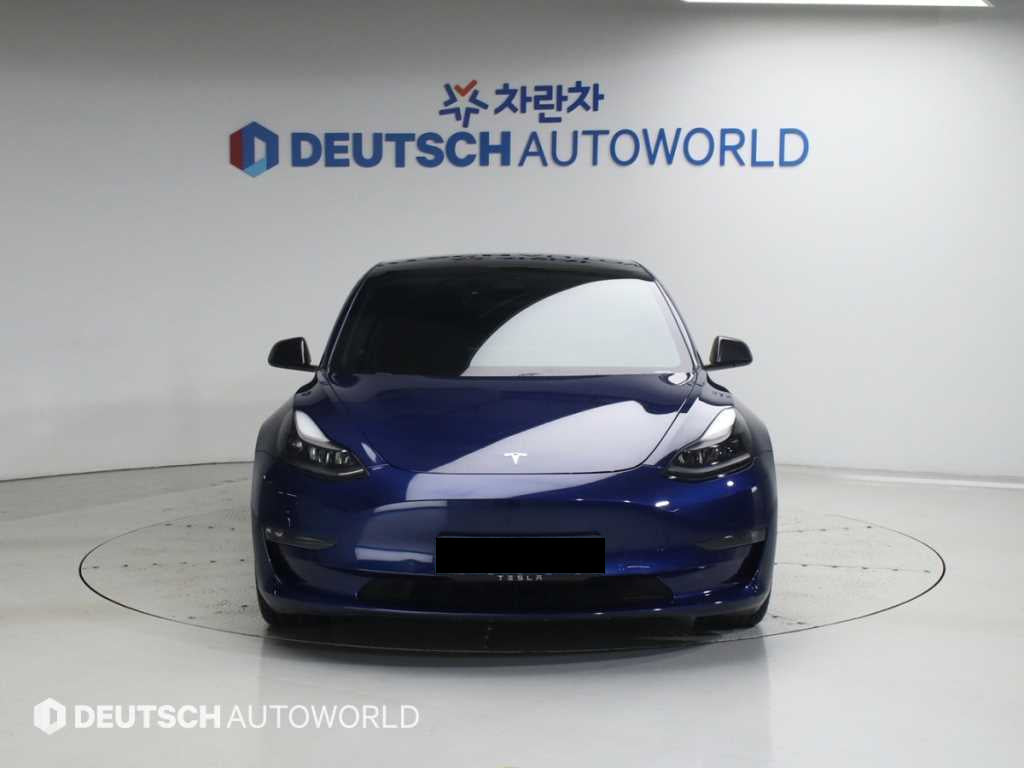 Tesla Model 3 — photo 03