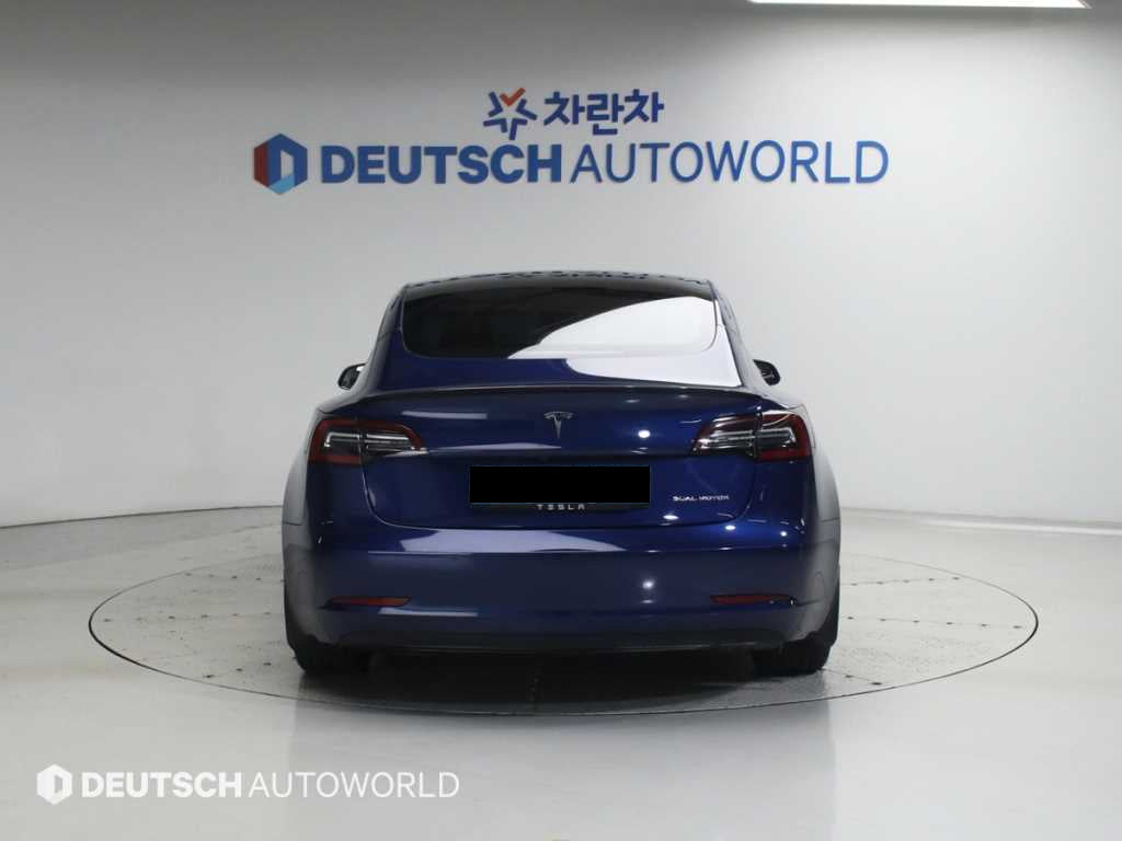 Tesla Model 3 — photo 04