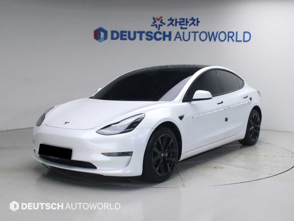 Tesla Model 3 — photo 01