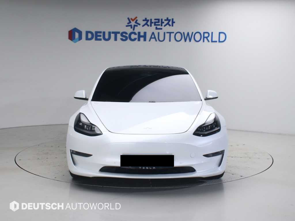 Tesla Model 3 — photo 03