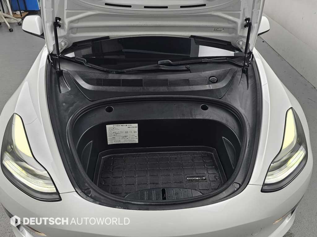 Tesla Model 3 — photo 06