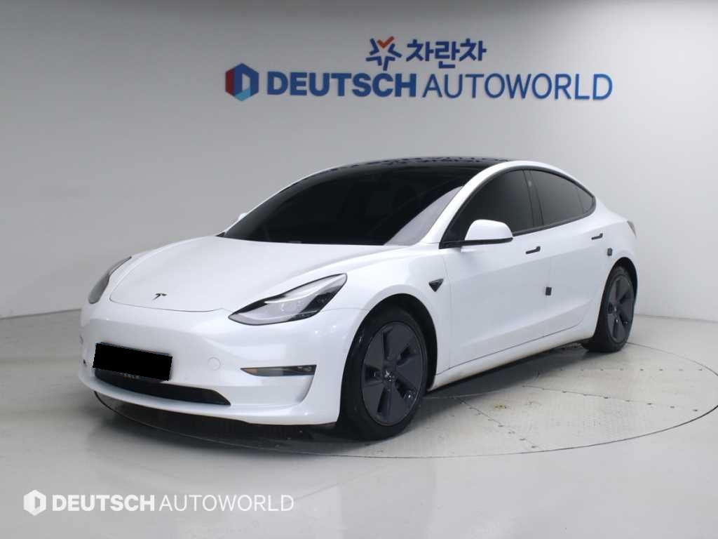 Tesla Model 3 — photo 01