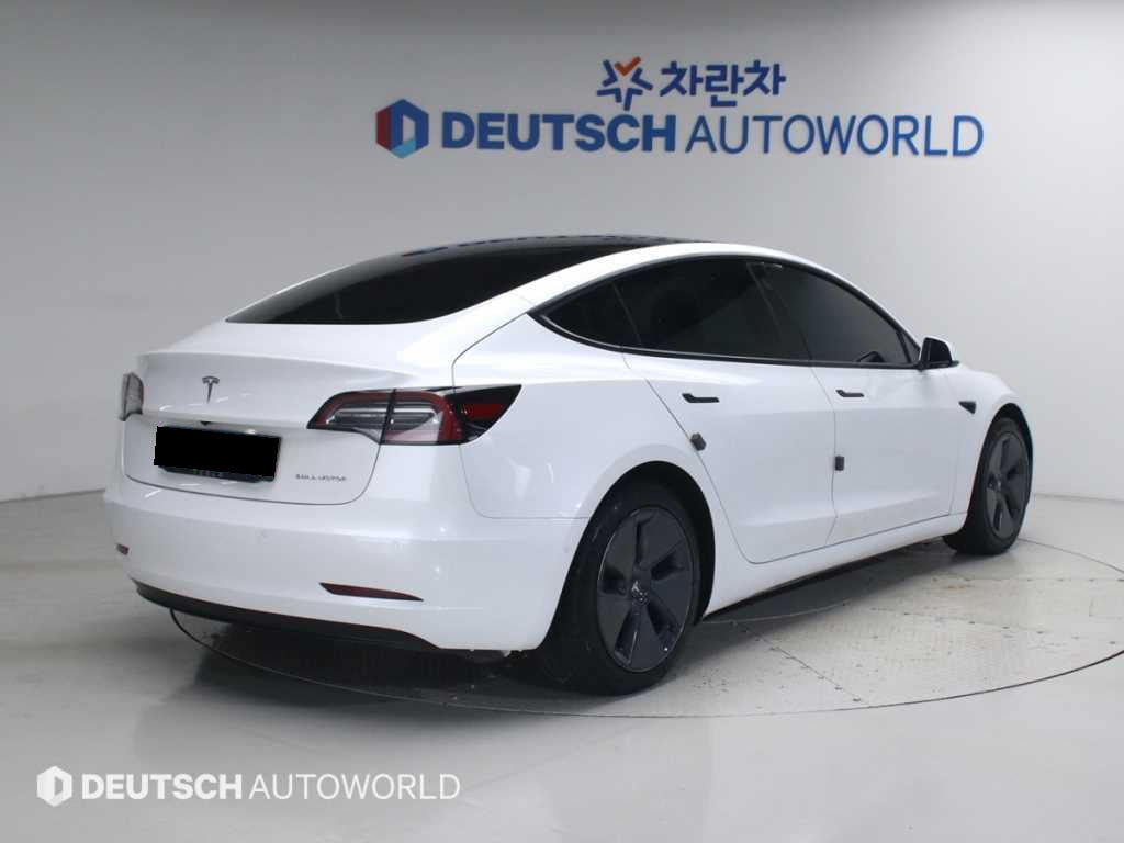 Tesla Model 3 — photo 02