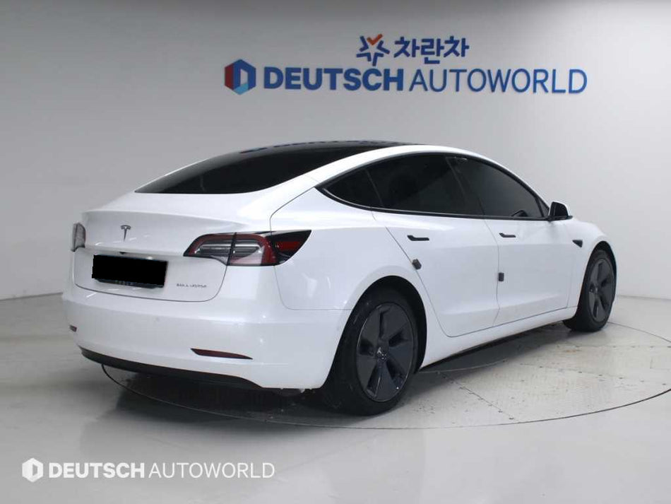 Tesla Model 3 — photo 02