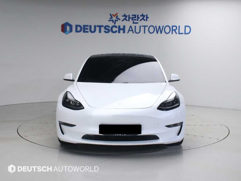 Tesla Model 3 — photo 03