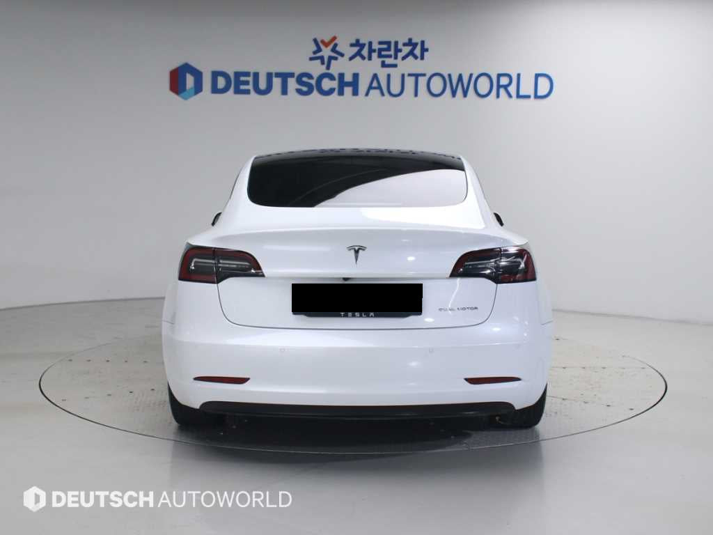 Tesla Model 3 — photo 04