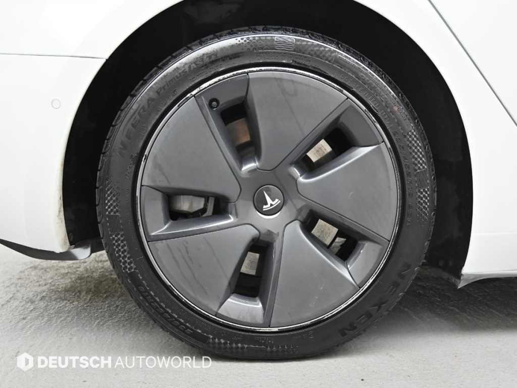 Tesla Model 3 — photo 05