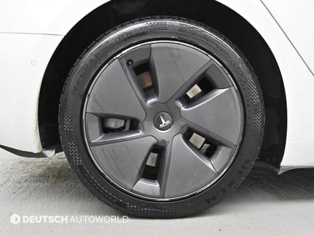 Tesla Model 3 — photo 05