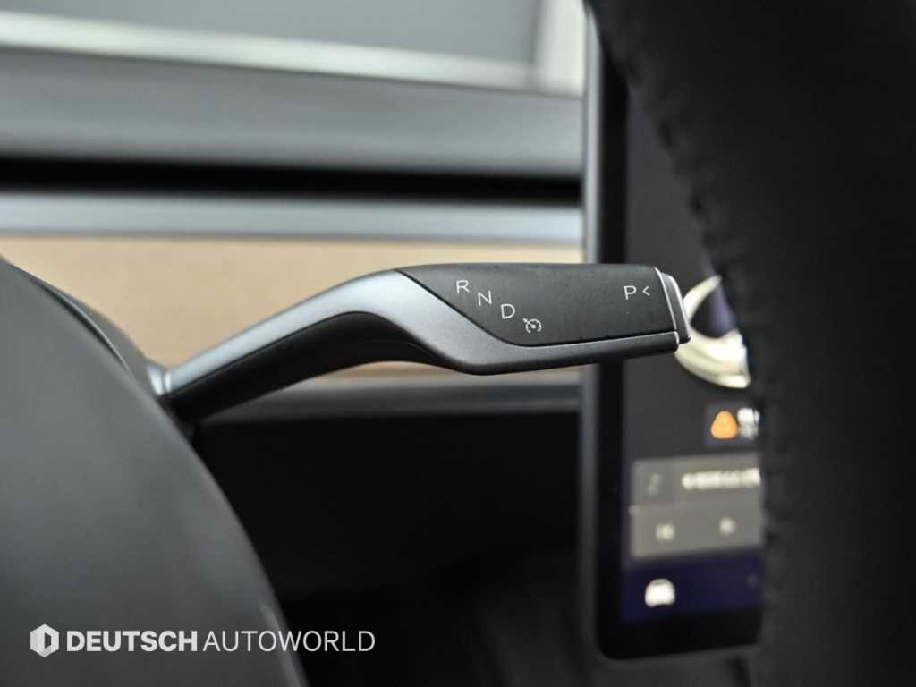 Tesla Model 3 — photo 09