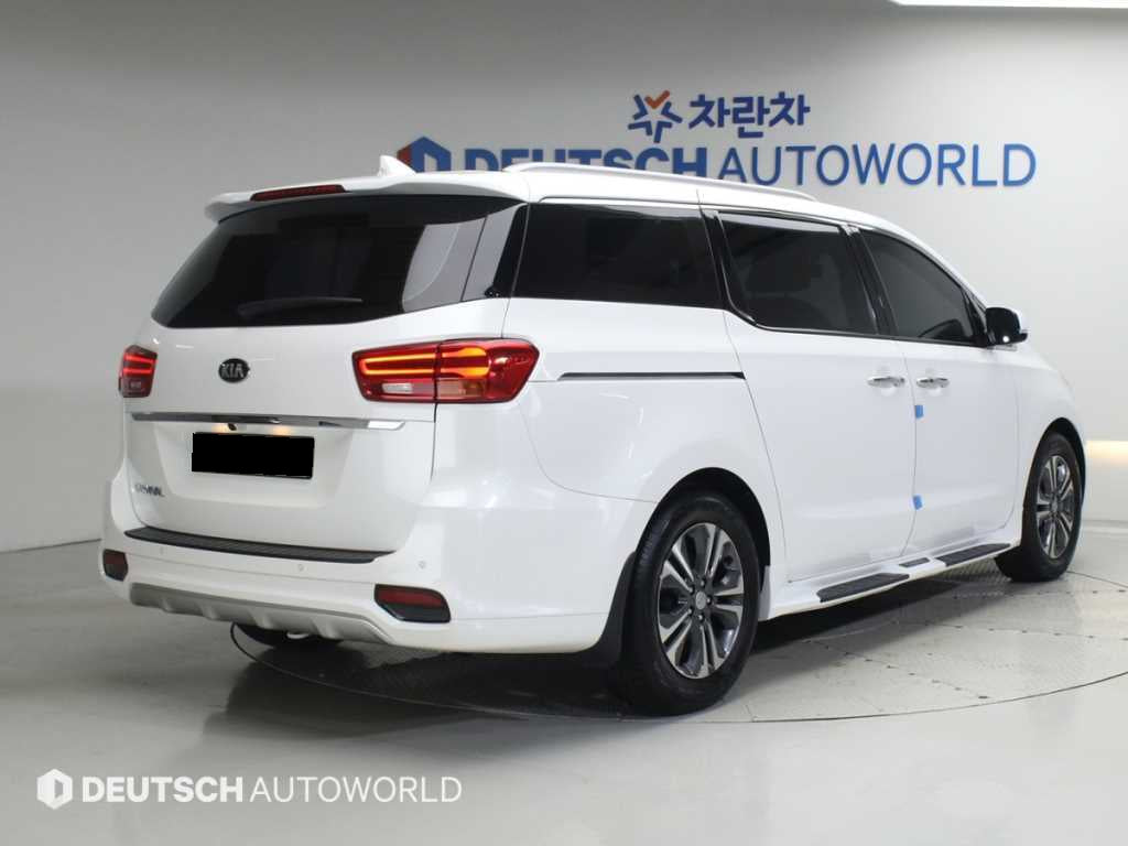 Kia Carnival — photo 02