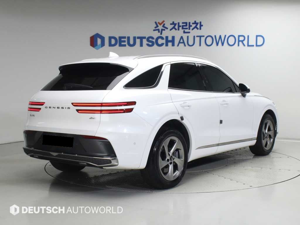 Genesis GV70 — photo 02