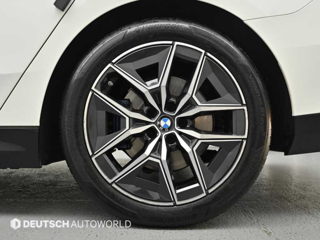 BMW 5-Series — photo 05