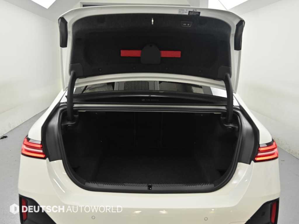 BMW 5-Series — photo 19
