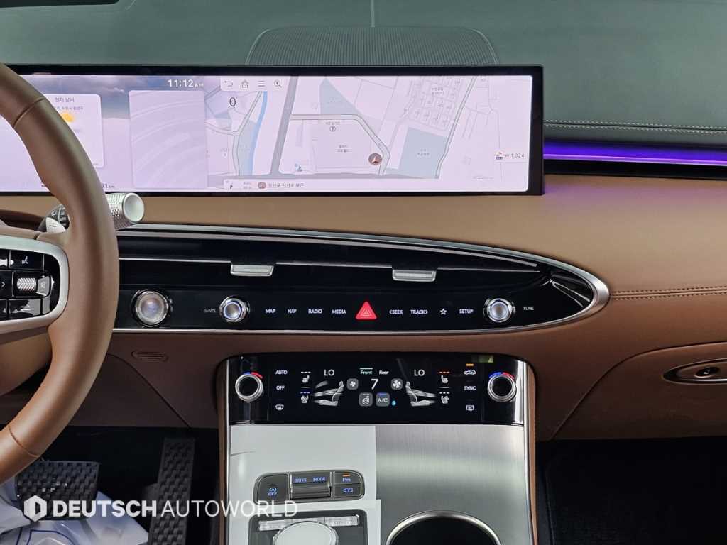 Genesis GV70 — photo 14