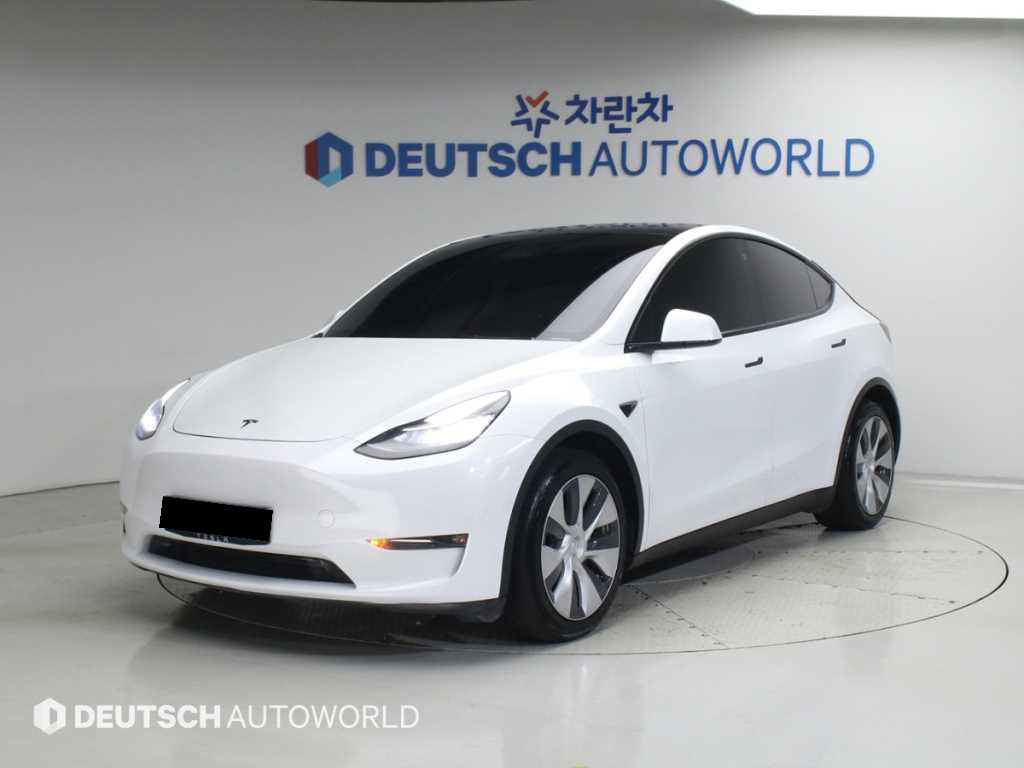 Tesla Model Y — photo 01