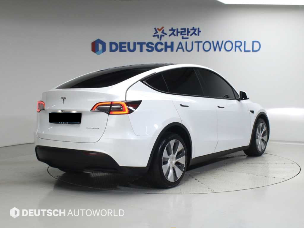 Tesla Model Y — photo 02