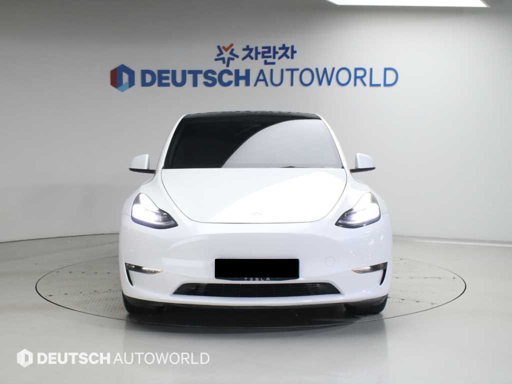 Tesla Model Y — photo 03
