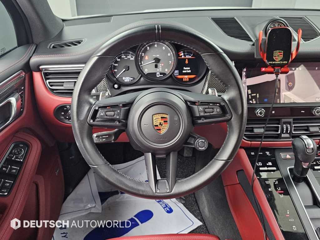 Porsche Macan — photo 13