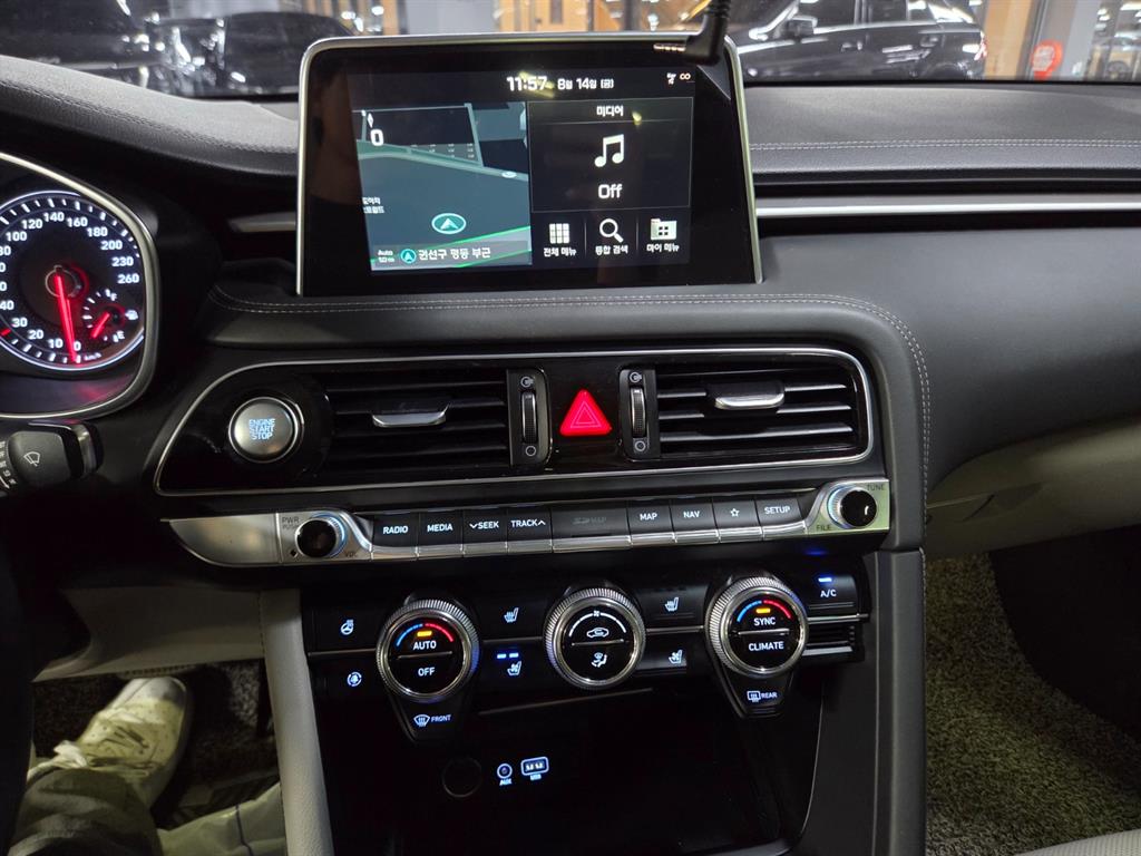 Genesis G70 — photo 08