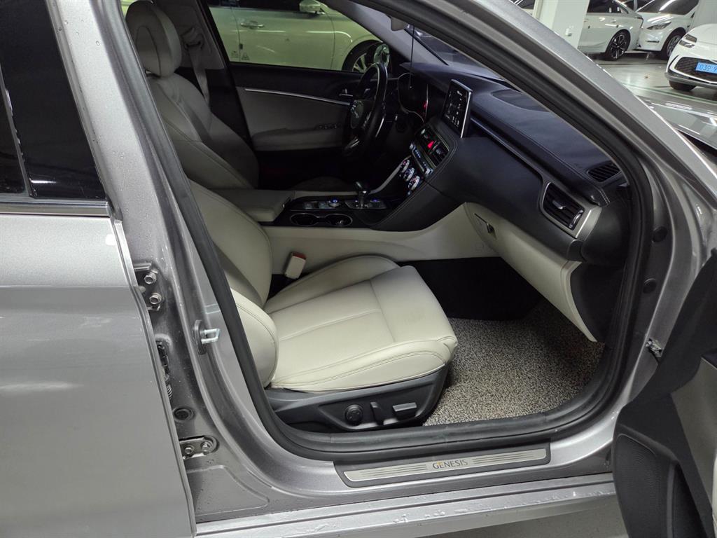 Genesis G70 — photo 15