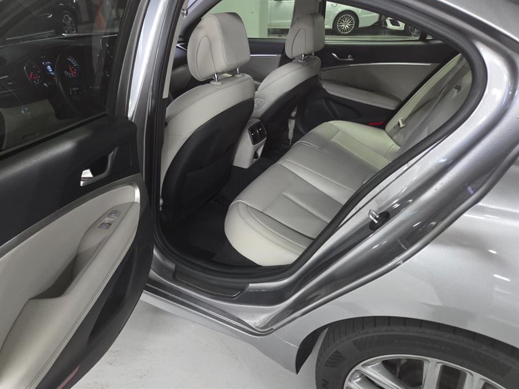 Genesis G70 — photo 18