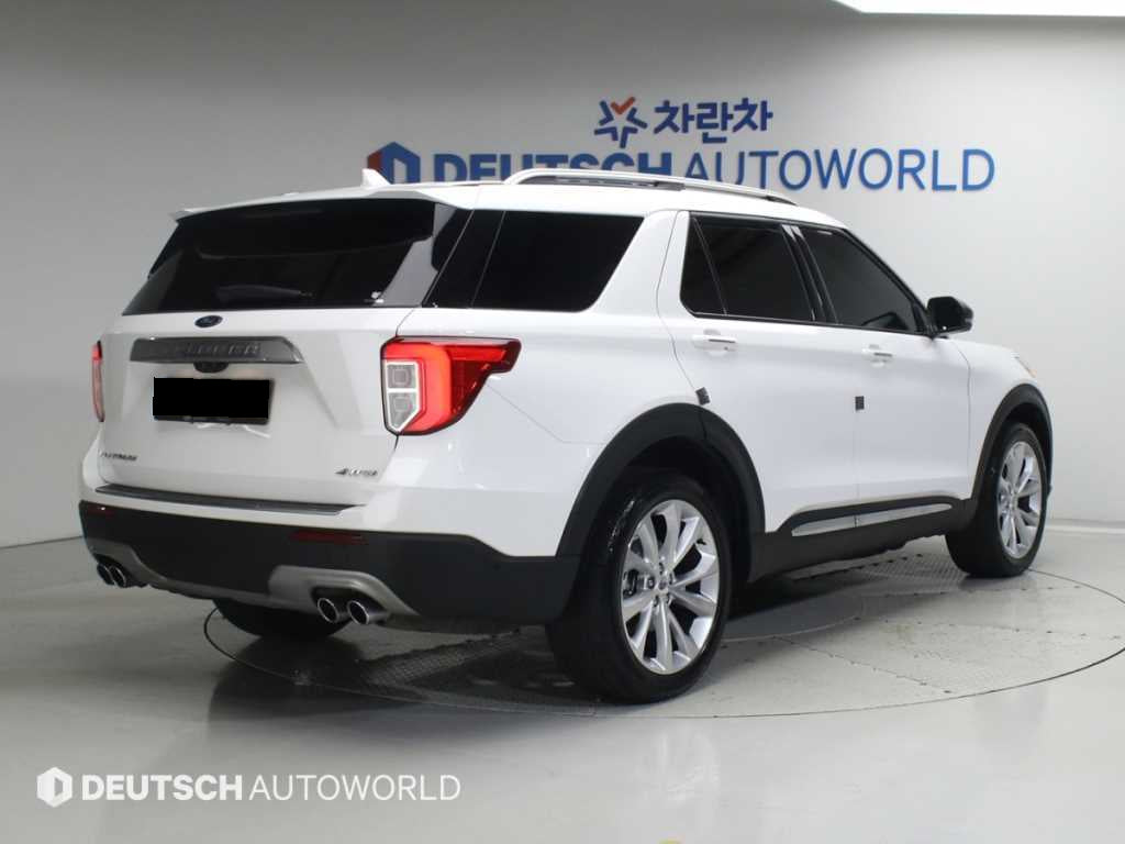 Ford Explorer — photo 03