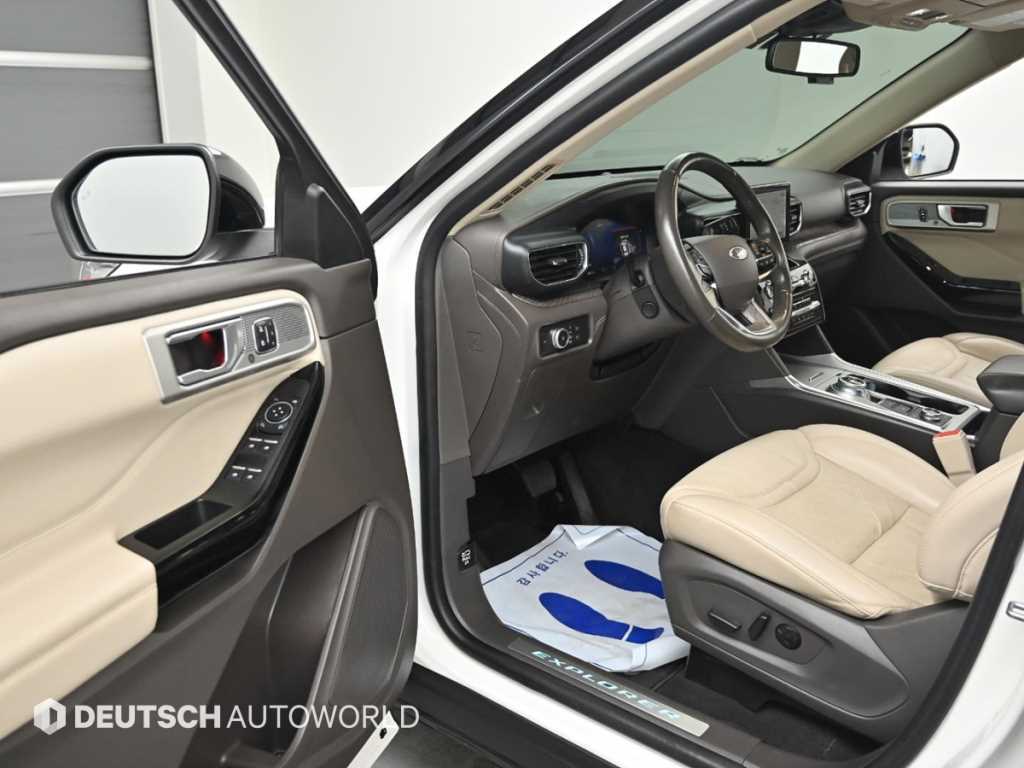 Ford Explorer — photo 11