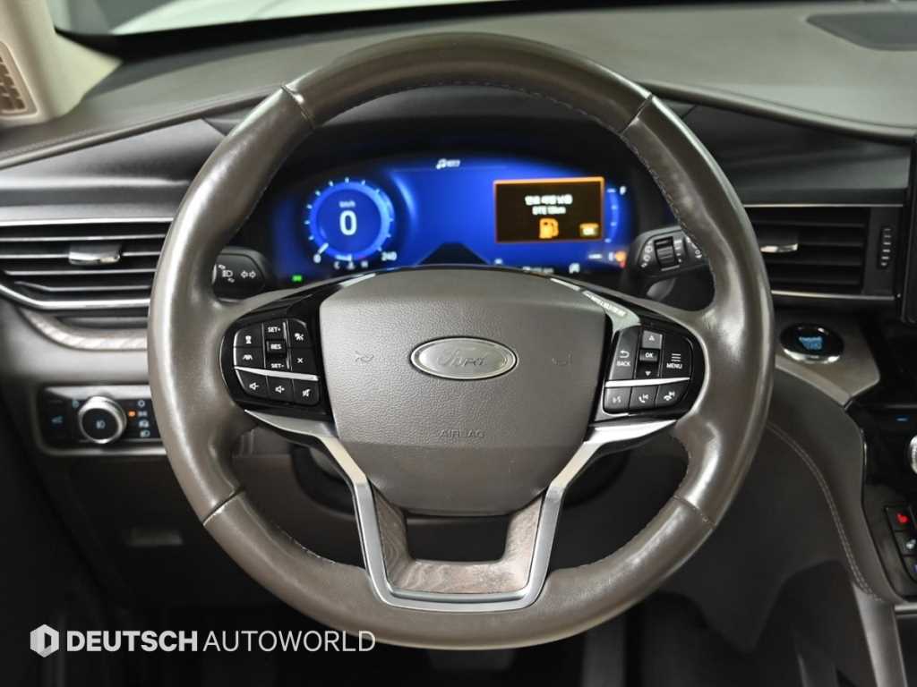 Ford Explorer — photo 13