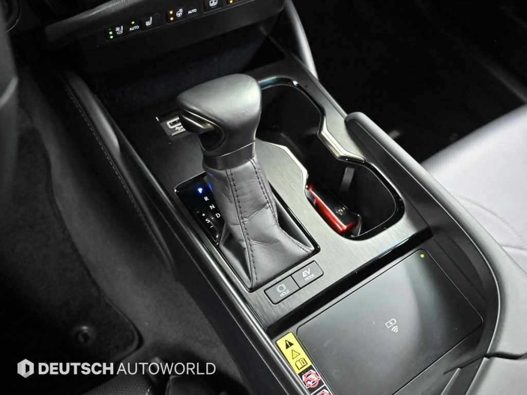 Lexus ES — photo 09