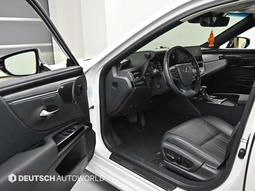 Lexus ES — photo 11