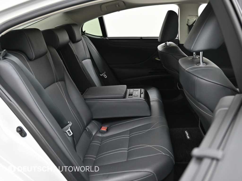 Lexus ES — photo 12
