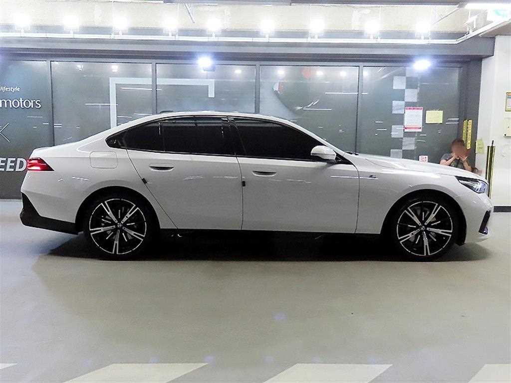 BMW 5-Series — photo 03