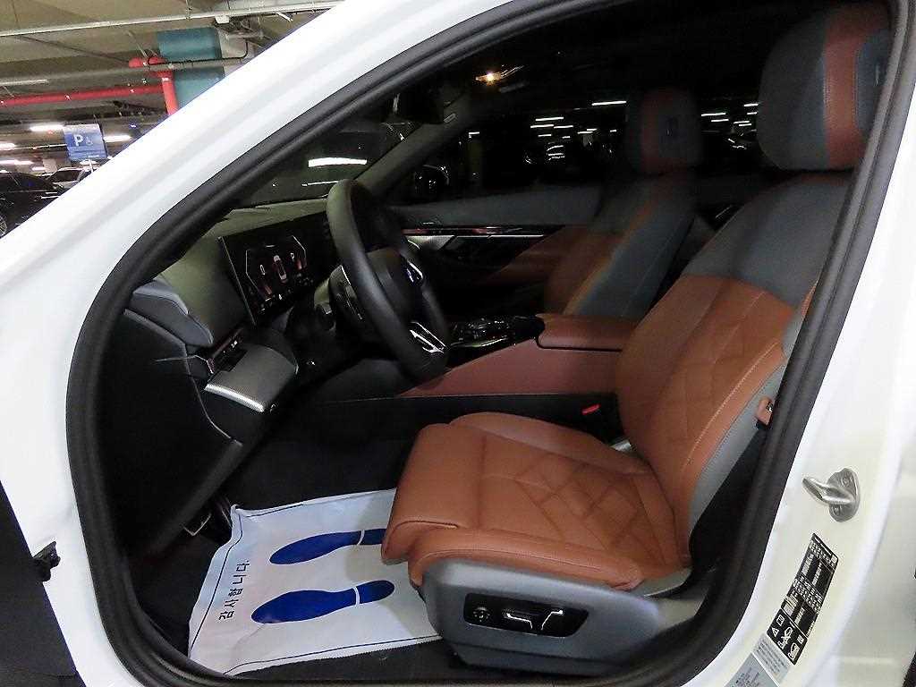 BMW 5-Series — photo 06