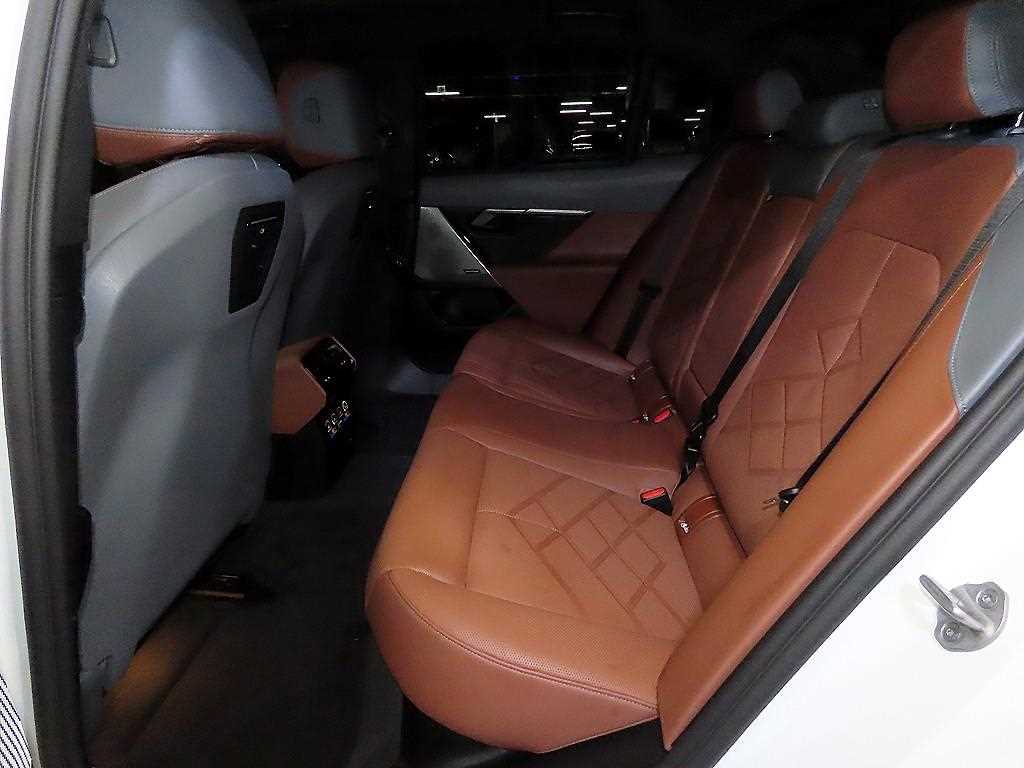 BMW 5-Series — photo 07