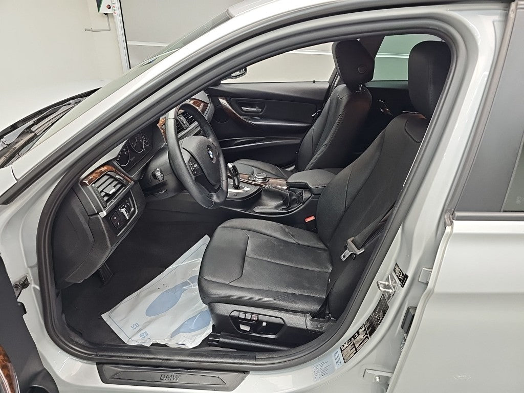 BMW 3-Series — photo 11