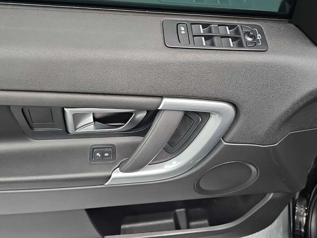 Land Rover Discovery Sport — photo 16