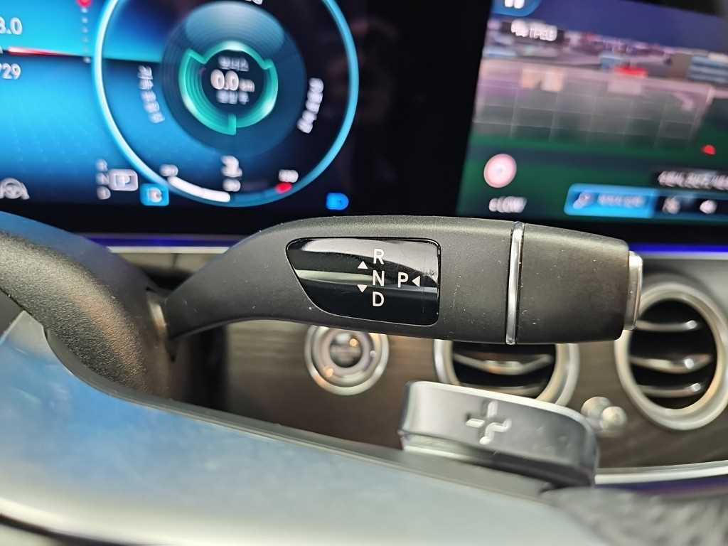 Mercedes-Benz E-Class — photo 08