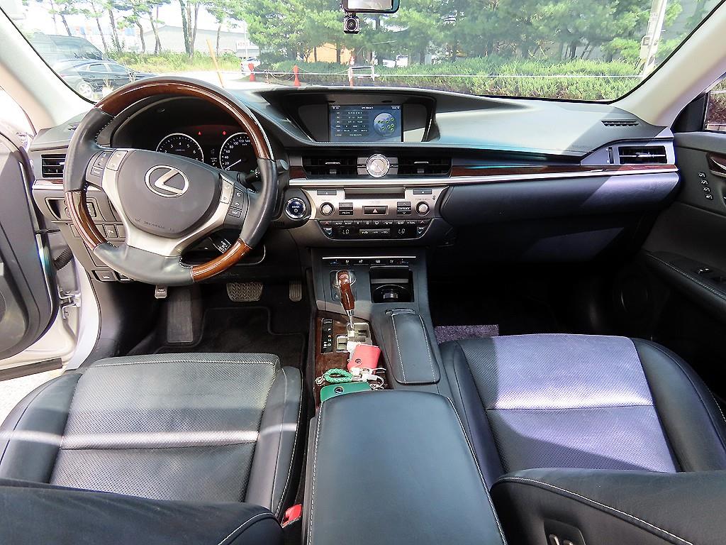 Lexus ES — photo 07