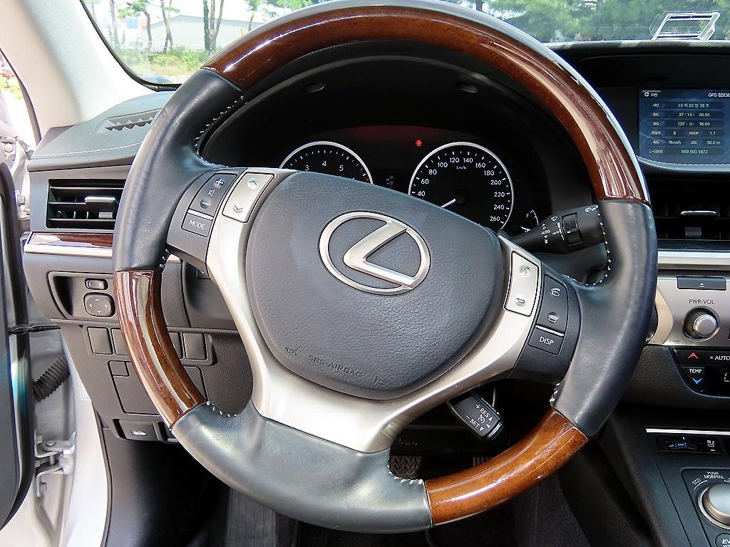 Lexus ES — photo 08