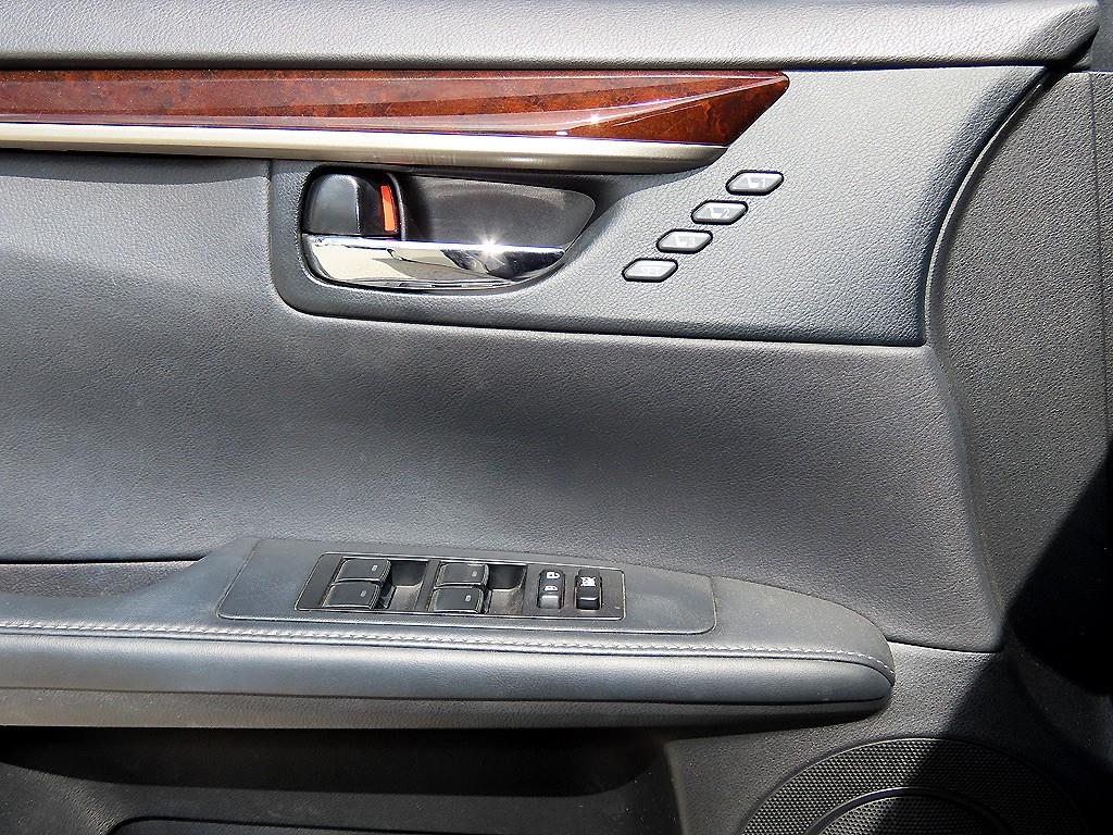 Lexus ES — photo 11