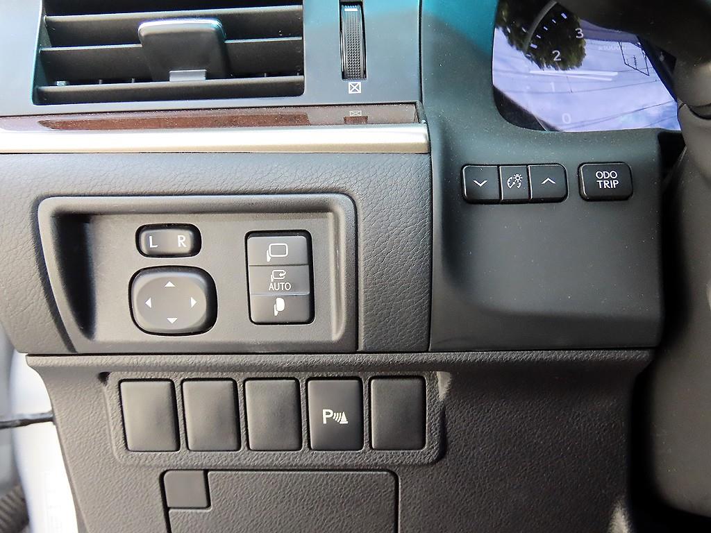 Lexus ES — photo 12