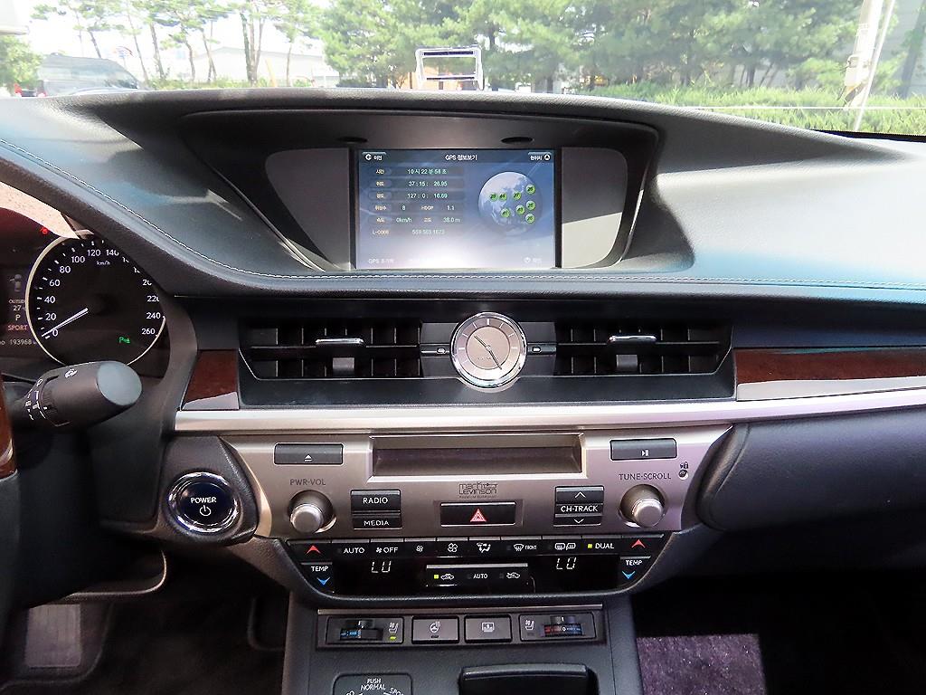 Lexus ES — photo 13
